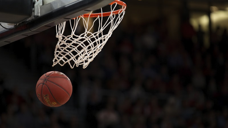 NBA篮球赛现场，湖人队与勇士队球员在场上激烈对抗